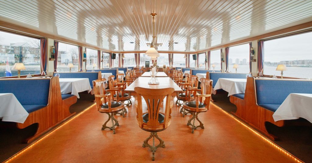 Art-deco salon aan boord