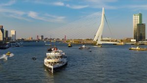 De Majesteit varend op de Maas bij Rotterdam